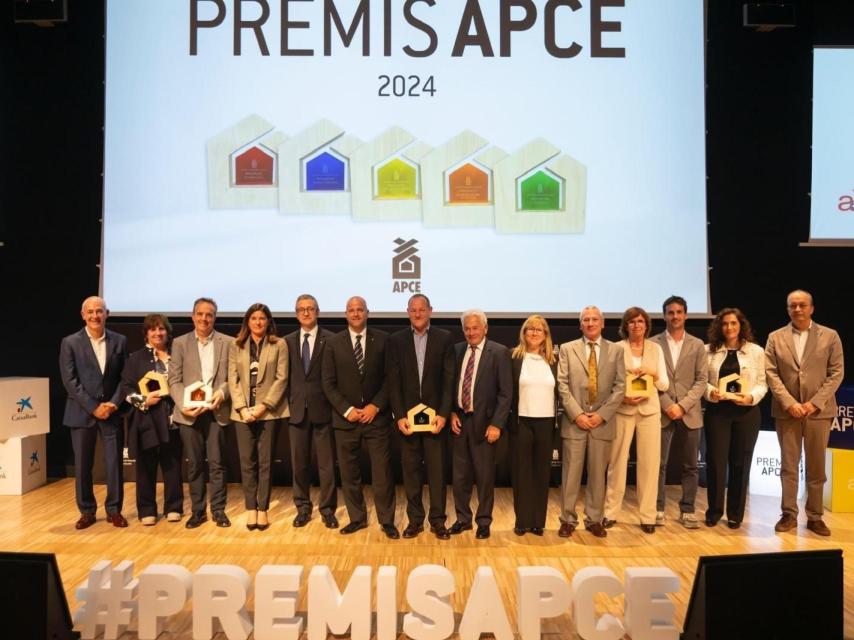 Foto de familia de los ganadores de los Premios APCE 2024