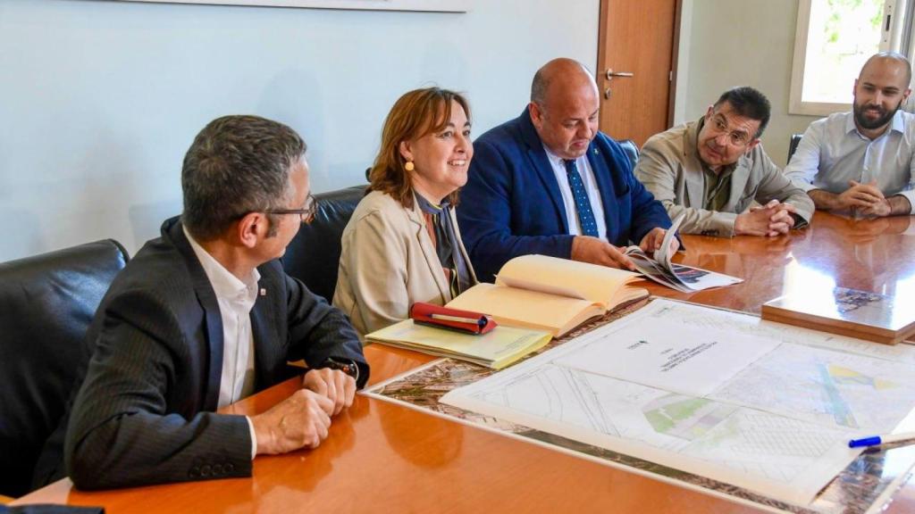 La 'consellera' de Territorio, Vivienda y Transición Ecológica, Sílvia Paneque, y el alcalde de Montmeló, Pere Rodríguez, durante la firma del convenio.
