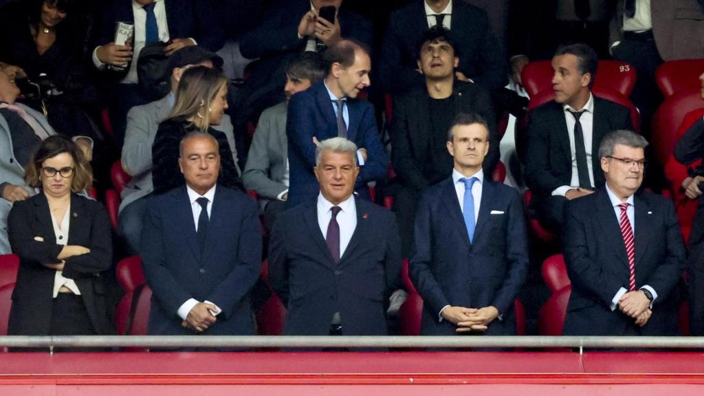 Rafa Yuste, el presidente del Barça, Joan Laporta, y su homólogo del Athletic Club, Jon Uriarte, en el palco de San Mamés