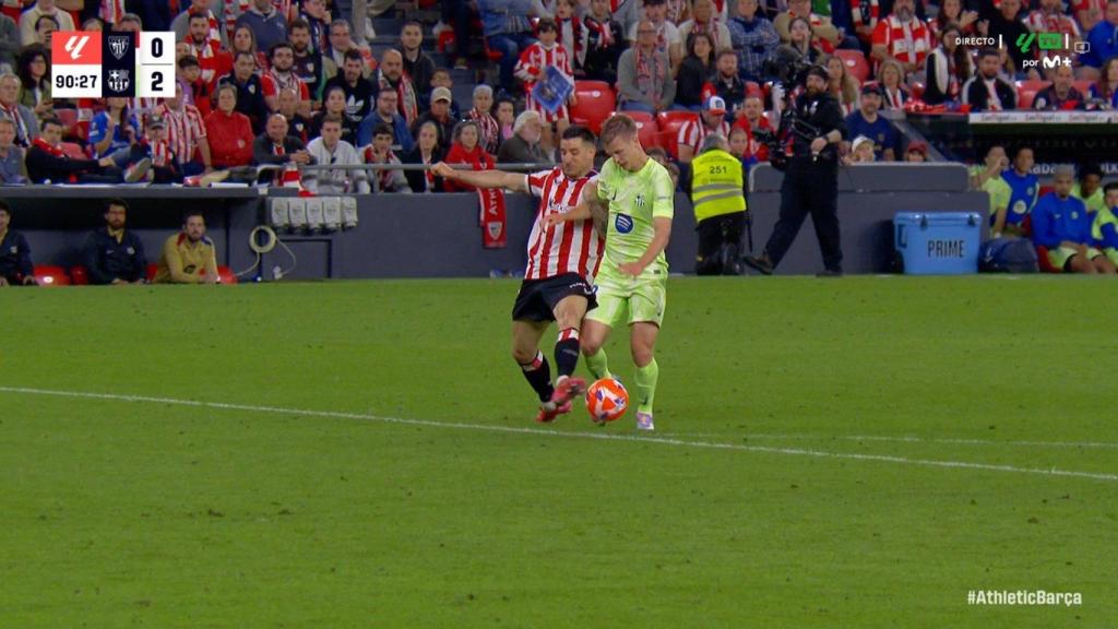 El penalti de Yuri Berchiche a Dani Olmo en el Athletic-Barça