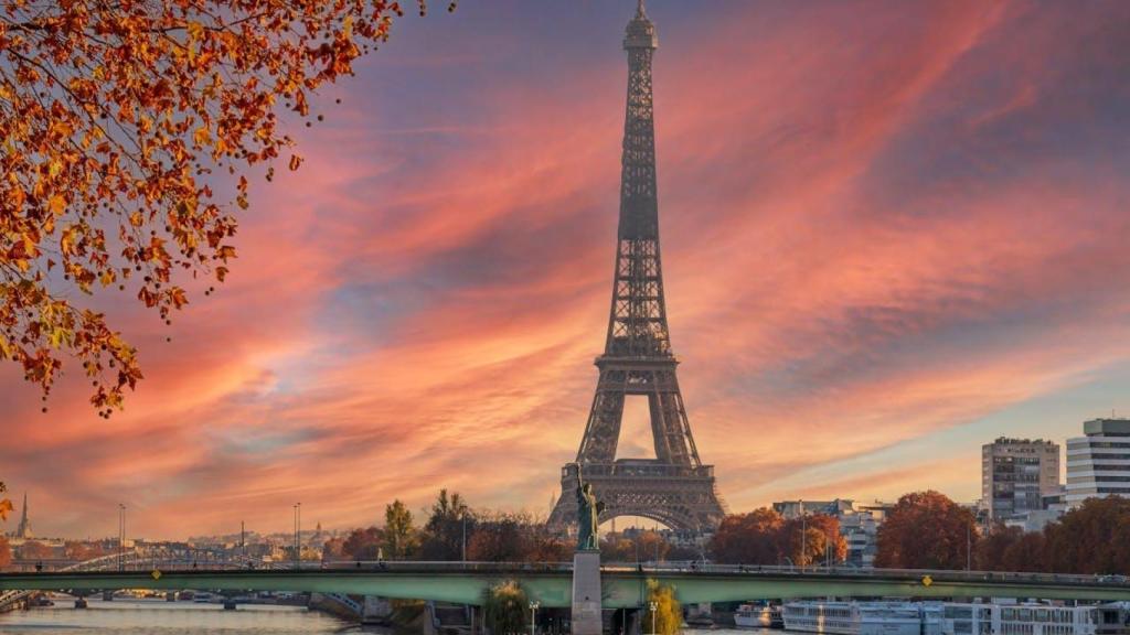 Vista de la Torre Eiffel desde el rio Sena
