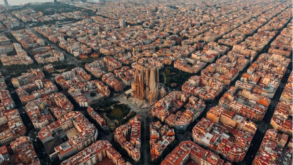 Vista aérea de Barcelona y Sagrada Familia UNSPLASH
