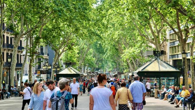 Transeuntes por las Ramblas de Barcelona