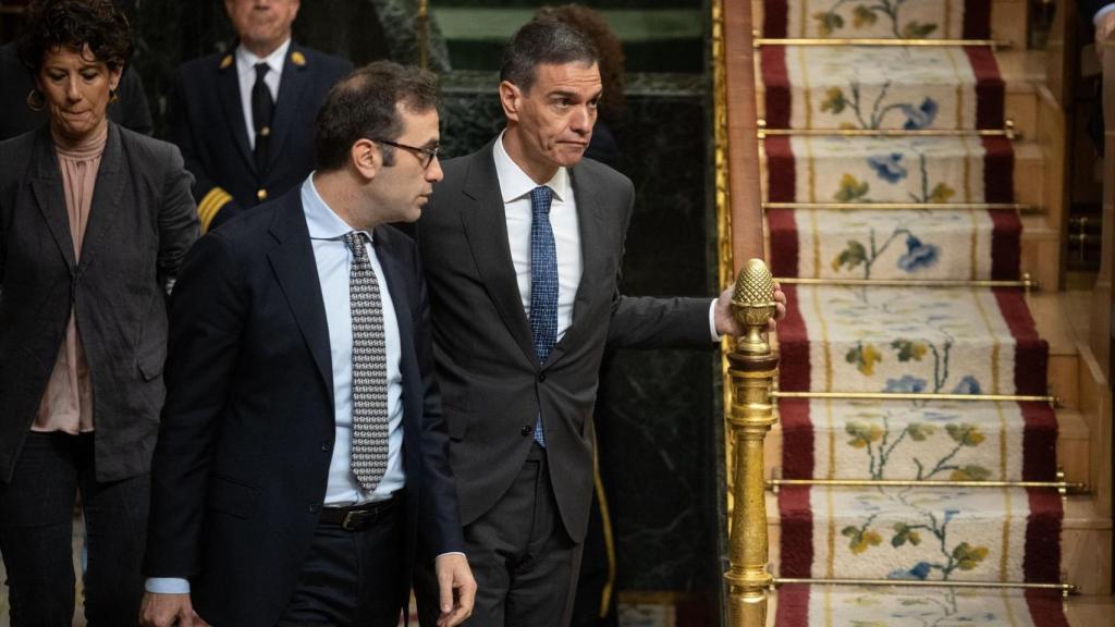 El titular de Economía, Carlos Cuerpo, y el presidente del Gobierno, Pedro Sánchez