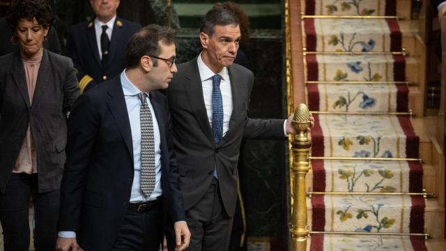 El titular de Economía, Carlos Cuerpo, y el presidente del Gobierno, Pedro Sánchez