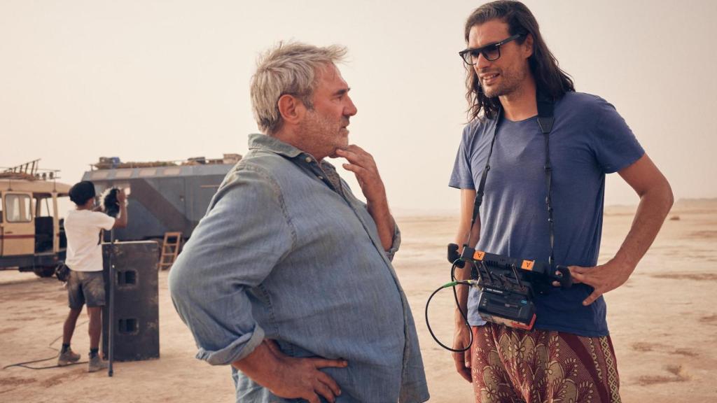 Oliver Laxe con Sergi López en el desierto