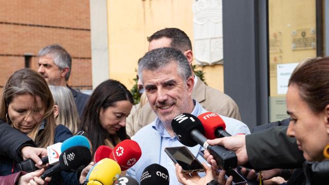 El alcalde de Salt, Jordi Viñas, atiende a los medios de comunicación en marzo de 2025 tras el desahucio del imán previo a los altercados nocturnos