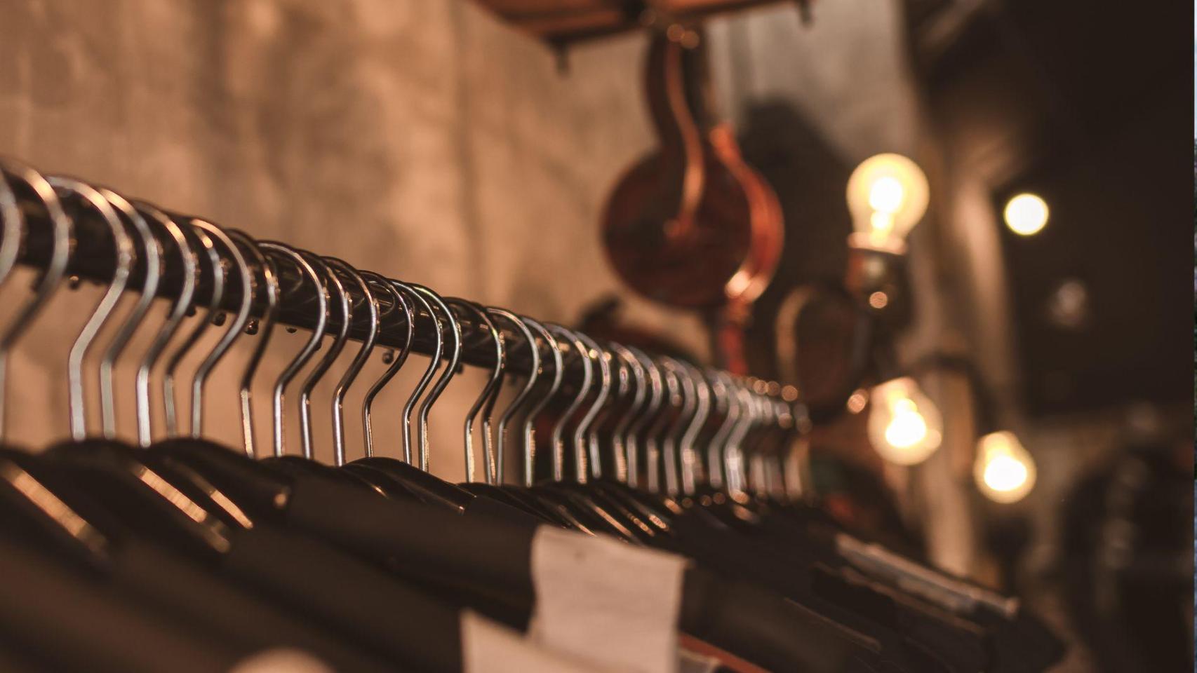 Prendas colgadas en una tienda de ropa