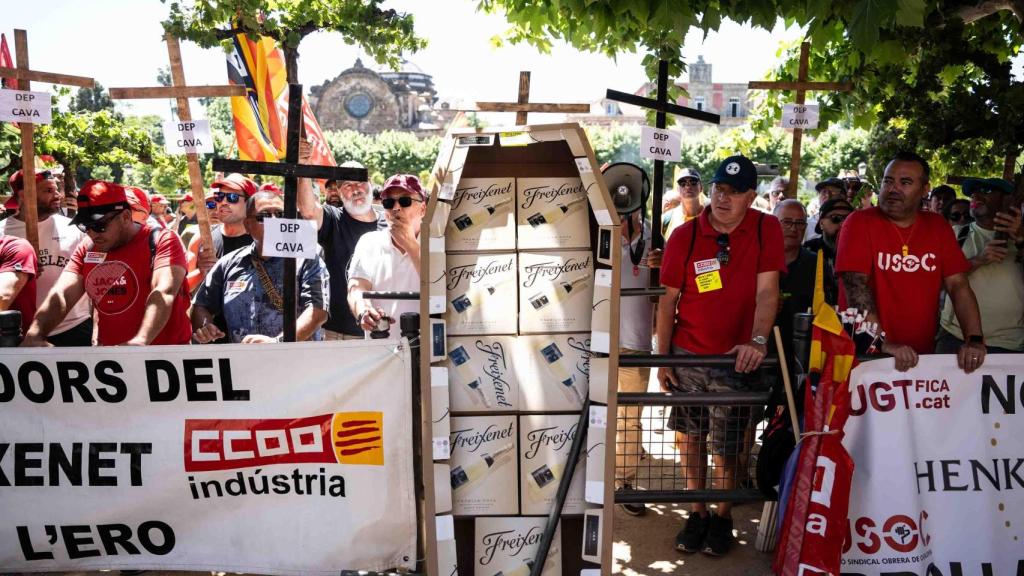 Los trabajadores de Freixenet se concentran delante del Parlament contra el ERE