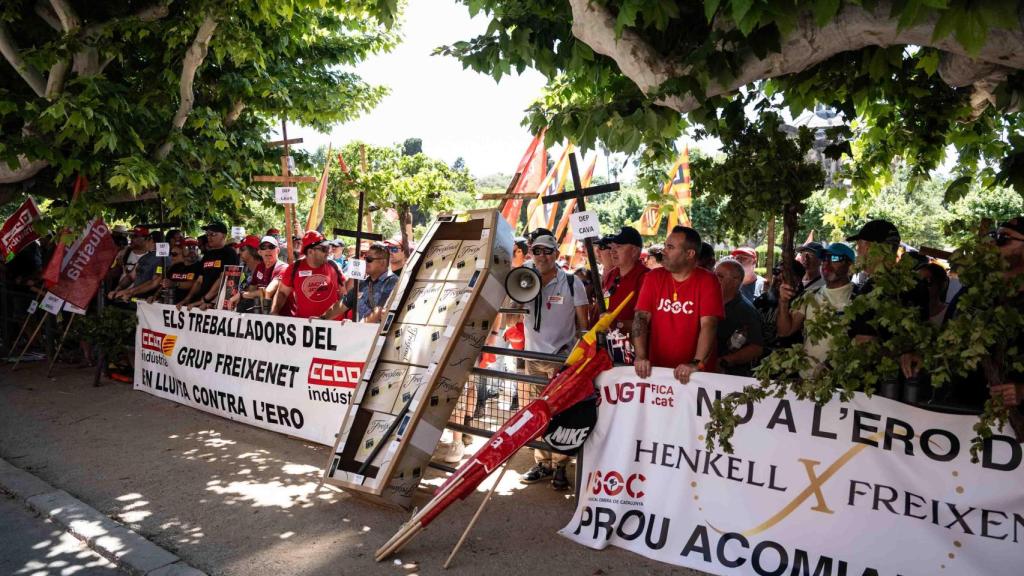Los trabajadores de Freixenet se concentran delante del Parlament contra el ERE
