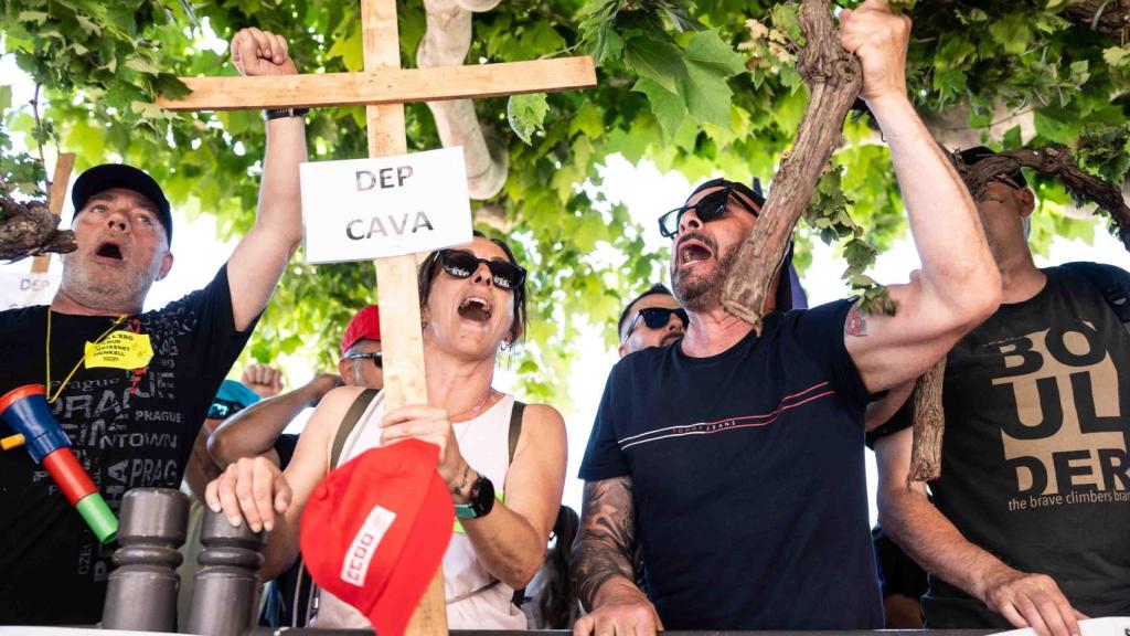 Los trabajadores de Freixenet se concentran delante del Parlament contra el ERE
