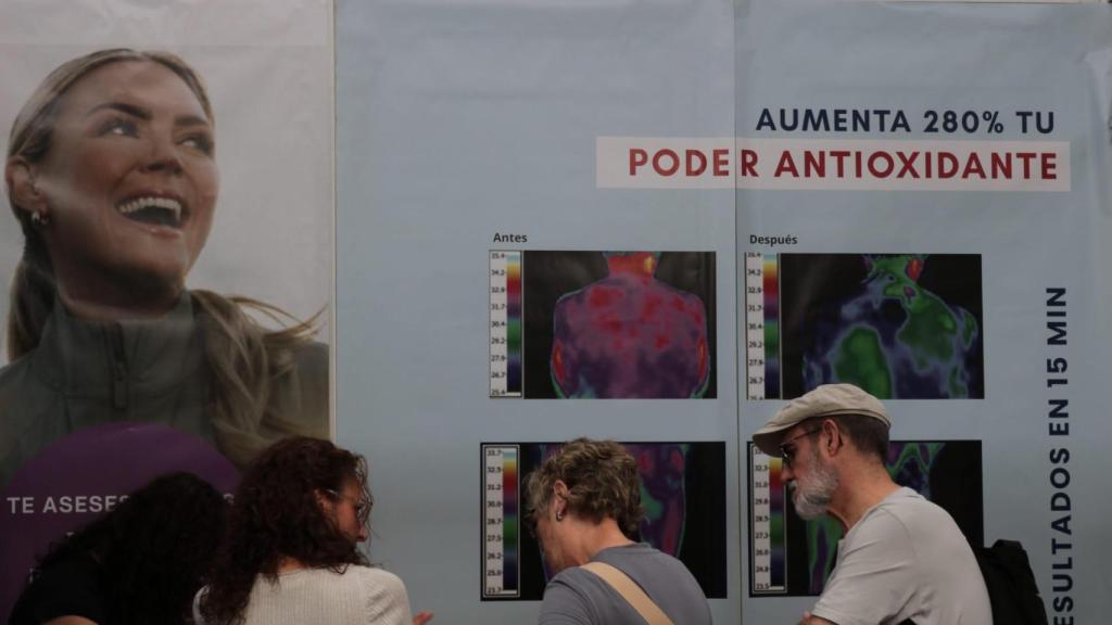 Puesto de empresas que promocionan pseudoterapias en el BioCultura de Barcelona
