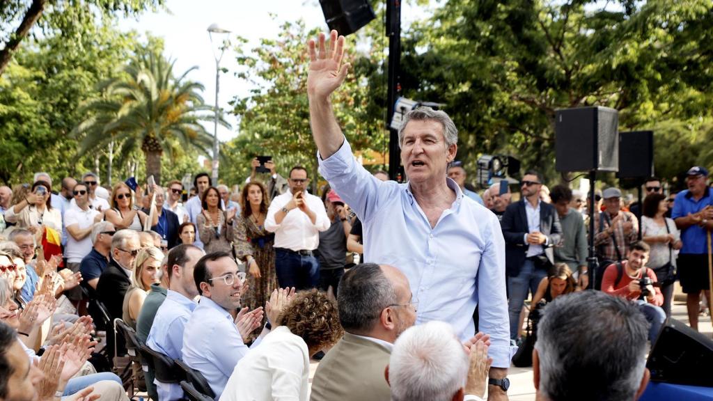 Alberto Núñez Feijóo junto a, entre otros, Alejandro Fernández, este fin de semana en Castelldefels