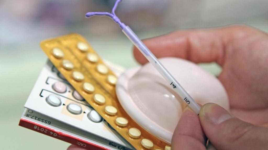 Varios métodos anticonceptivos -pastillas hormonales, diafragma y DIU- de uso femenino