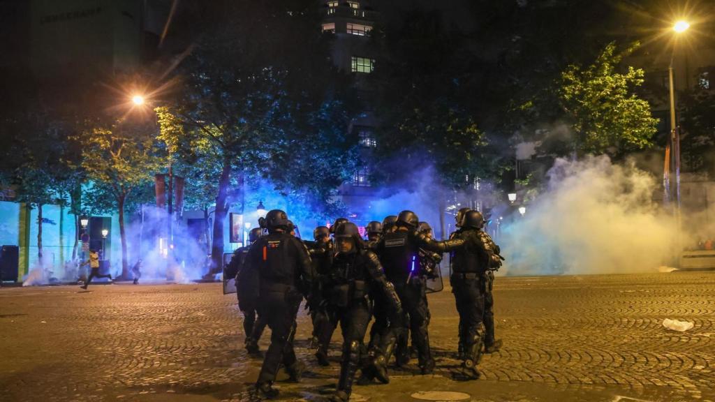 Policías francesas cuidan del orden público en París