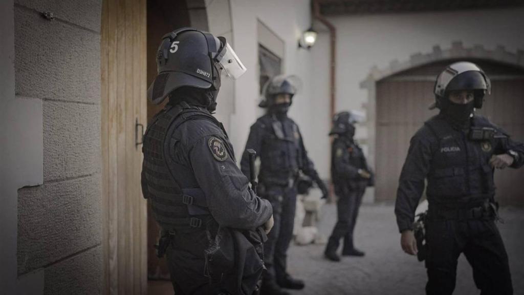 Agentes de la BRIMO de los Mossos durante el dispositivo de este martes 3 de junio