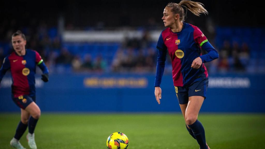 Fridolina Rolfö controla el balón durante un partido del Barça Femenino