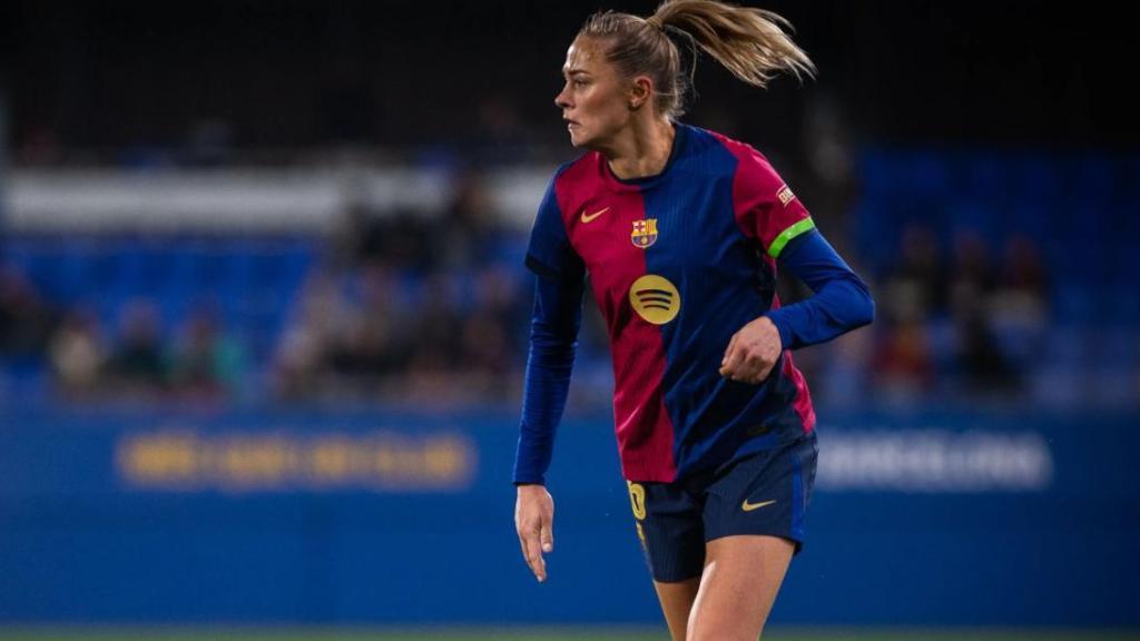 Fridolina Rolfö controla el balón durante un partido del Barça Femenino