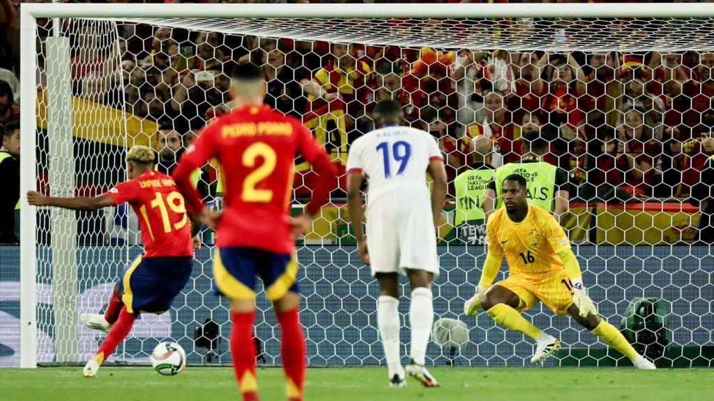 Lamine Yamal marca de penalti en el España-Francia de la Nations League