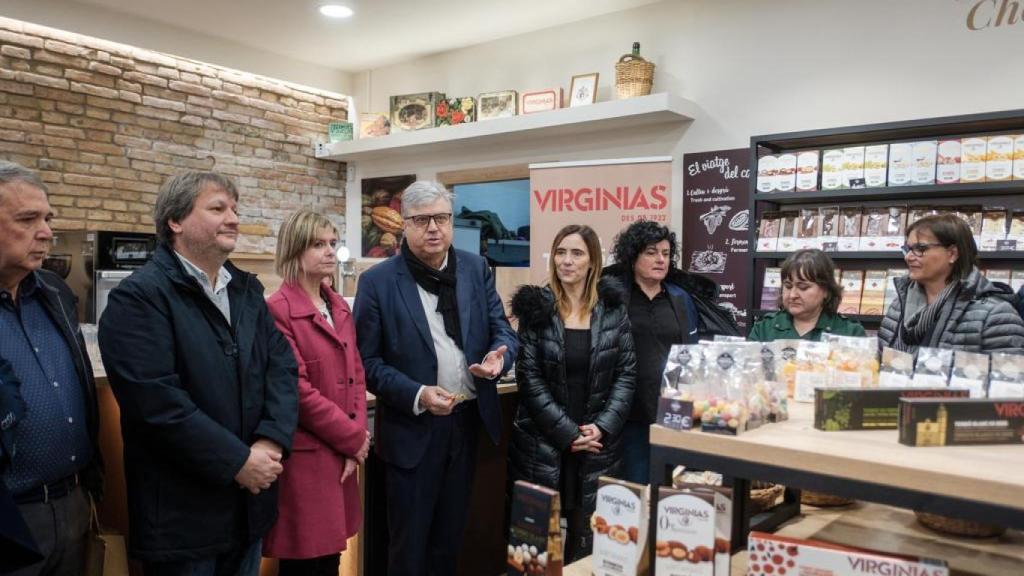 La alcaldesa de Reus, Sandra Guaita, inaugurando la 'store' de Virginias