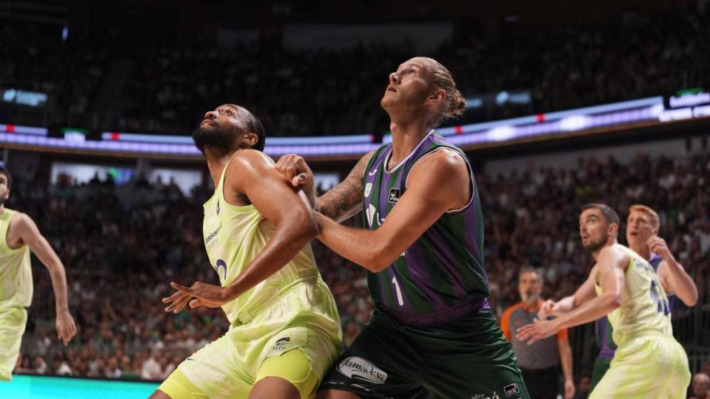 Jabari Parker y Dylan Osetkowski durante el Barça de basket-Unicaja