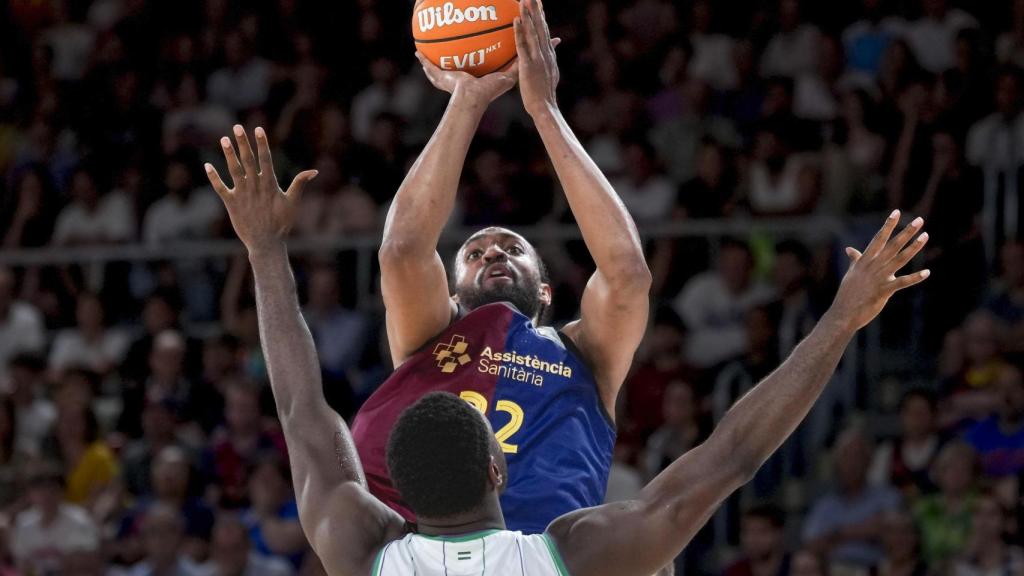 Jabari Parker lanza a canasta en el Barça de basket-Unicaja