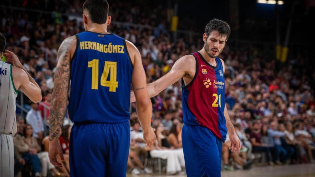 Álex Abrines choca la mano a Willy Hernangómez en la derrota del Barça de basket contra el Unicaja