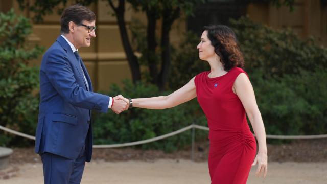 El presidente de la Generalitat, Salvador Illa, y la presidenta madrileña, Isabel Díaz Ayuso en su saludo en la Conferencia de Presidentes de este viernes
