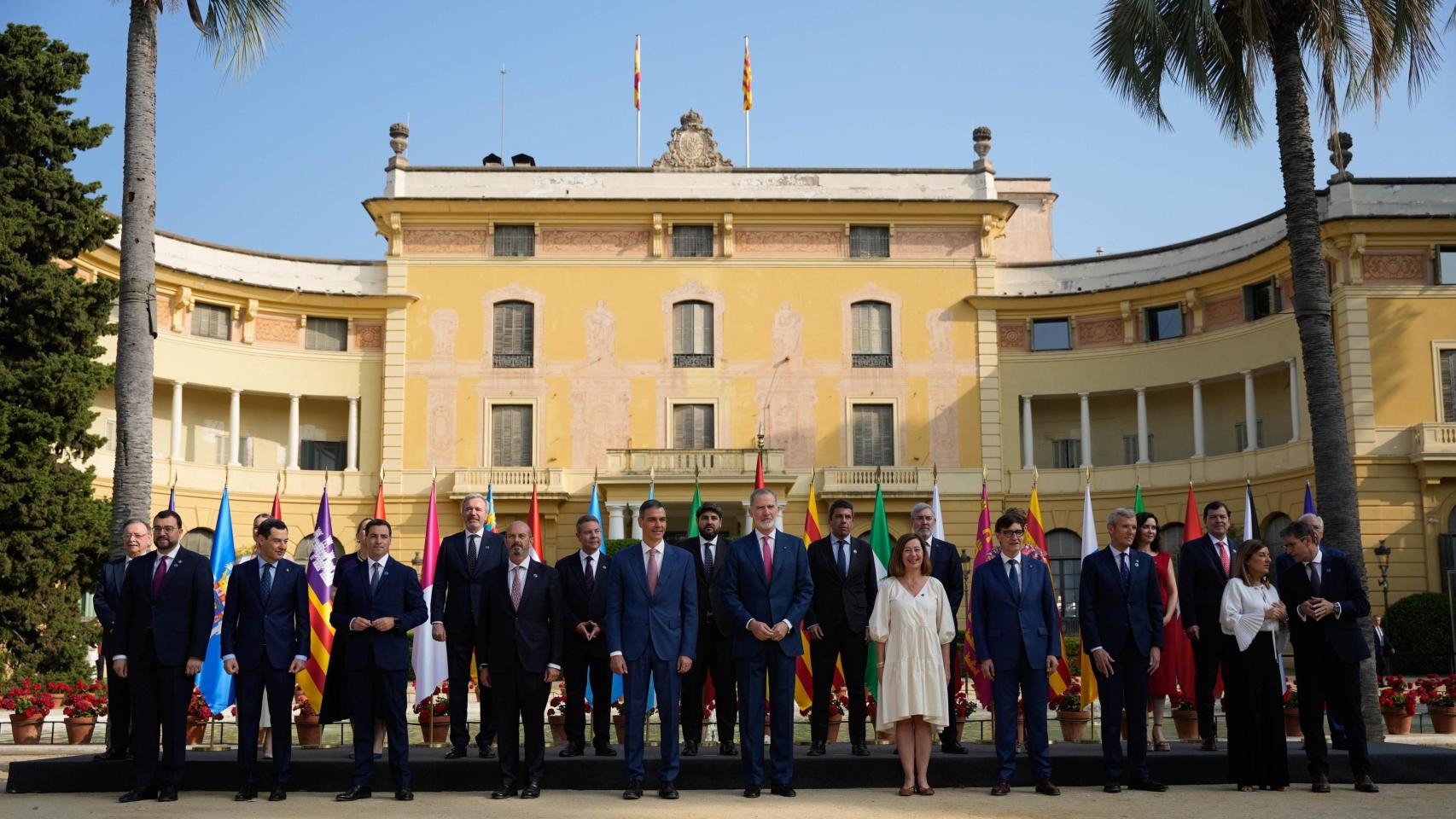 Foto de familia de los presidentes autonómicos, junto a Pedro Sánchez, Felipe VI y Francina Armengol