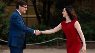 Salvador Illa e Isabel Díaz Ayuso protagonizan un saludo distante