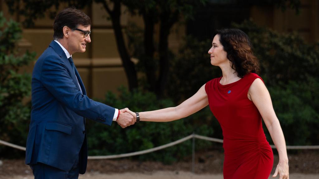 Salvador Illa e Isabel Díaz Ayuso protagonizan un saludo distante en la Conferencia de Presidentes