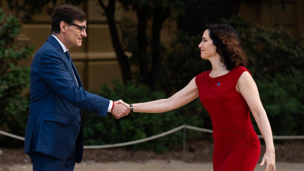 Salvador Illa e Isabel Díaz Ayuso protagonizan un saludo distante en la Conferencia de Presidentes