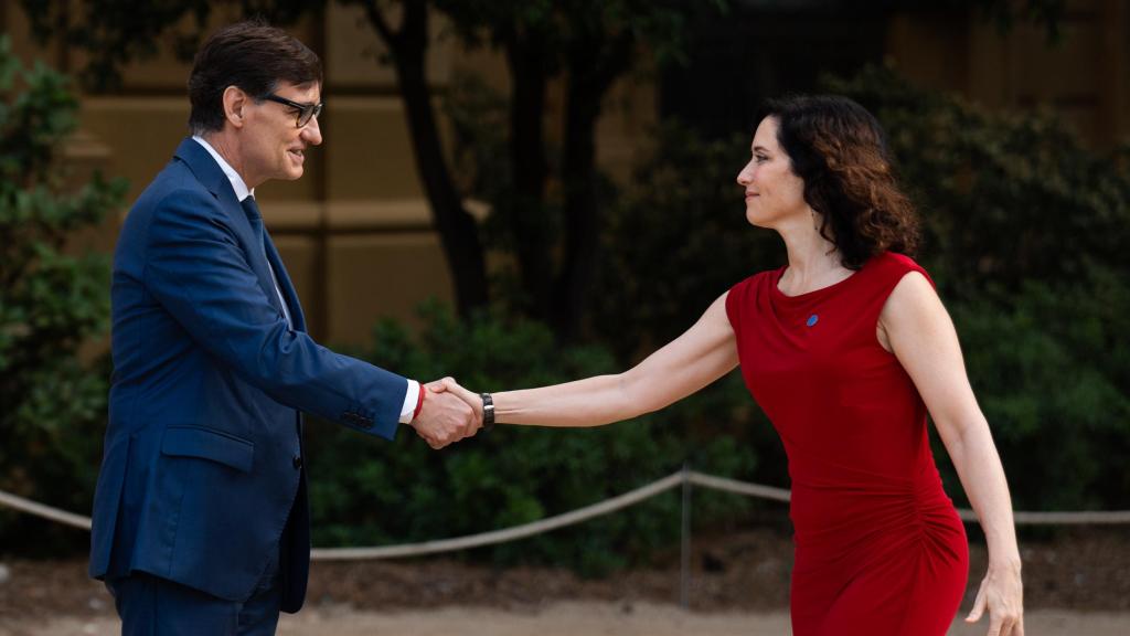 Salvador Illa e Isabel Díaz Ayuso protagonizan un saludo distante