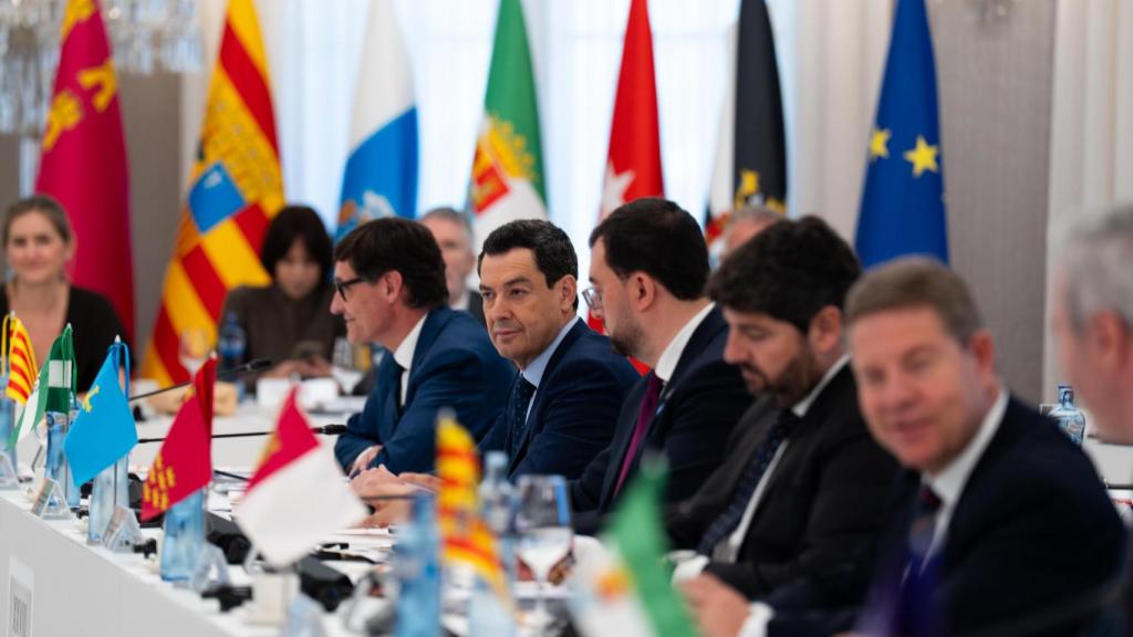 Salvador Illa junto a algunos de los presidentes autonómicos este viernes en el Palau de Pedralbes