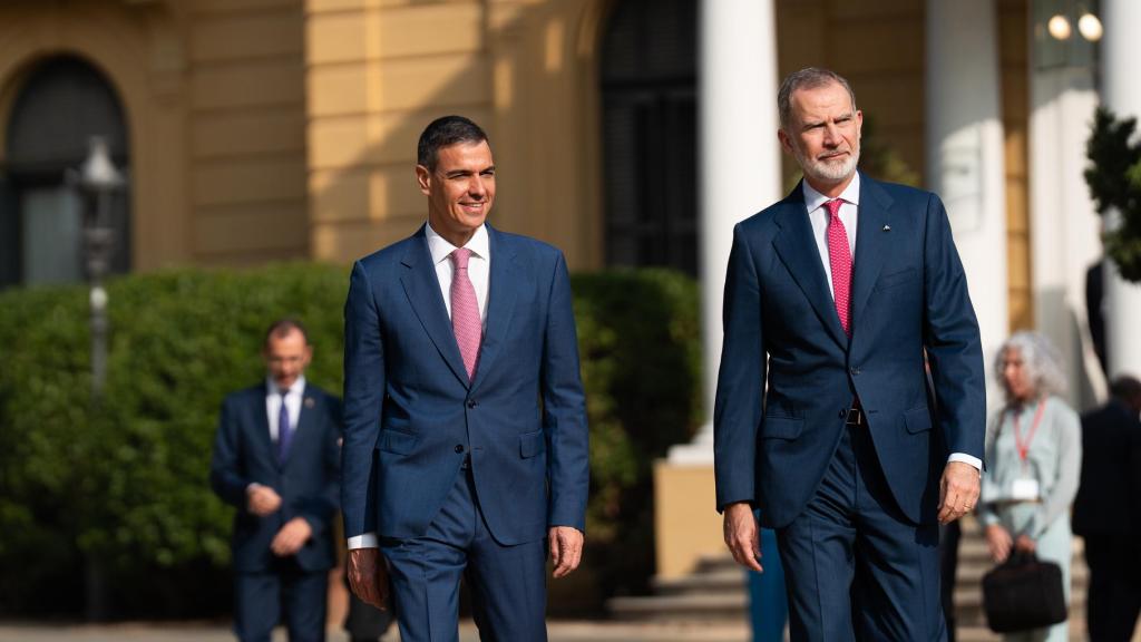 Pedro Sánchez y Felipe VI llegan juntos a la Conferencia de Presidentes