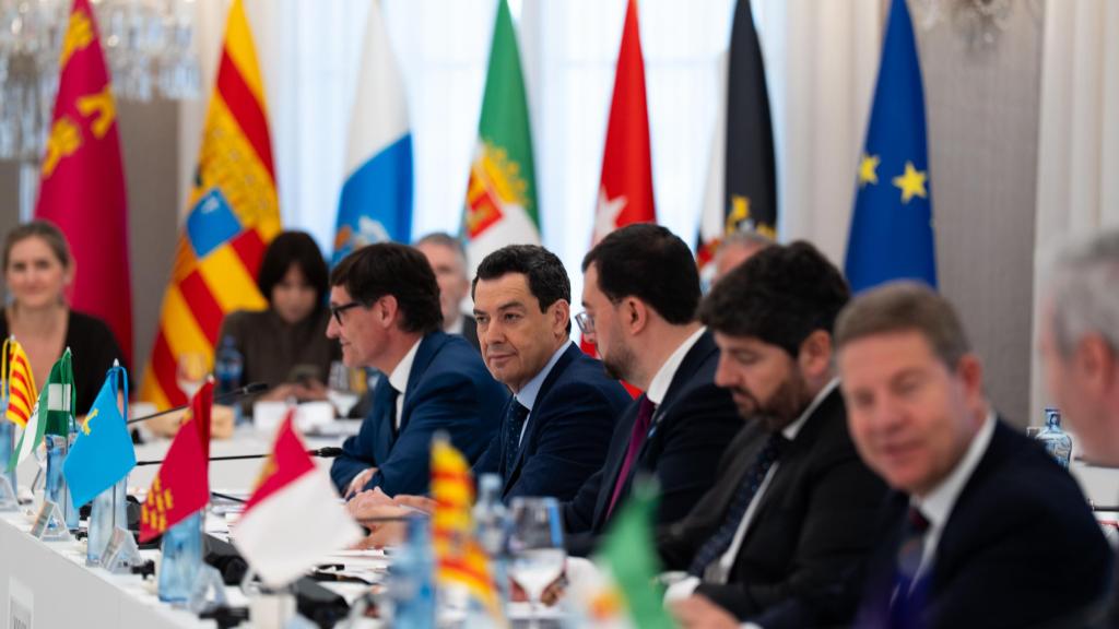 Presidentes autonómicos durante la conferencia, entre ellos Salvador Illa