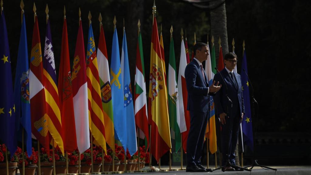 El presidente del Gobierno, Pedro Sánchez, y el presidente de la Generalitat de Catalunya, Salvador Illa (d) hacen una declaración en el marco de la XXVIII Conferencia de Presidentes que se celebra este viernes en el Palau de Pedralbes, en Barcelona