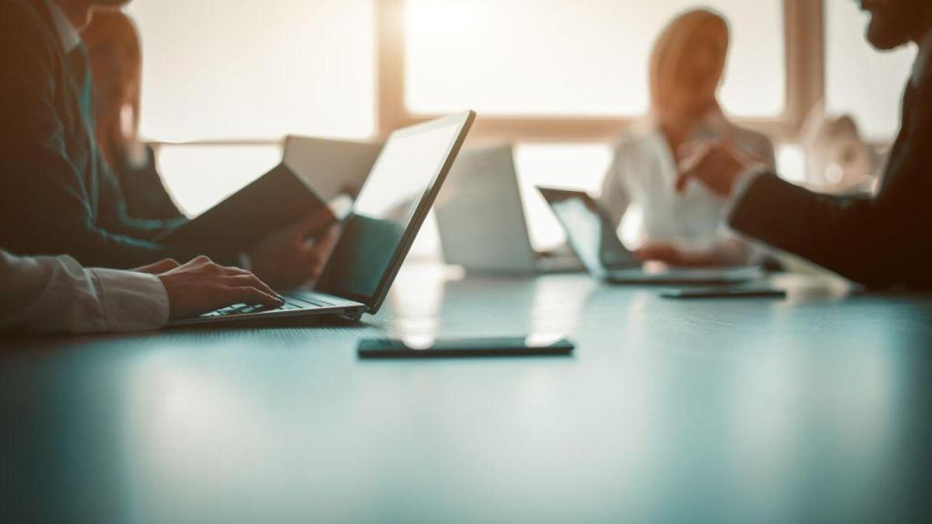 Personas trabajando con ordenadores