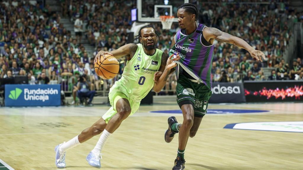 Kevin Punter, defendido por Tyson Carter en el Unicaja-Barça de basket