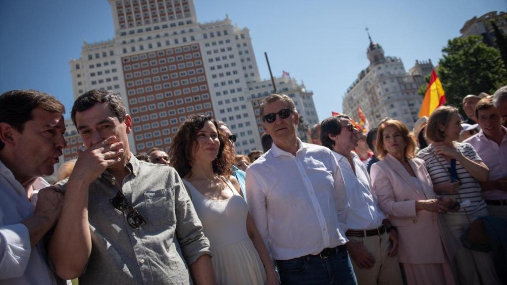 La presidenta de la Comunidad de Madrid, Isabel Díaz Ayuso, el presidente del Partido Popular, Alberto Núñez Feijóo, y el expresidente del Gobierno, José María Aznar, entre otros en la manifestación del 8 de junio de 2025 en Madrid