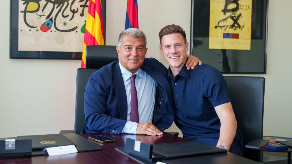 Ter Stegen, sonriente con Joan Laporta tras firmar su renovación hasta 2028