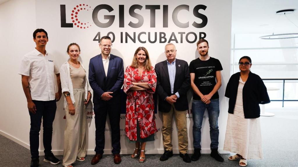Imagen en archivo del delegado especial del Estado en el CZFB, Pere Navarro (quinto desde la izquierda(, y la directora general del CZFB, Blanca Sorigué (cuarta desde la izquierda), junto a miembros de proyectos de su Logistics 4.0 Incubator