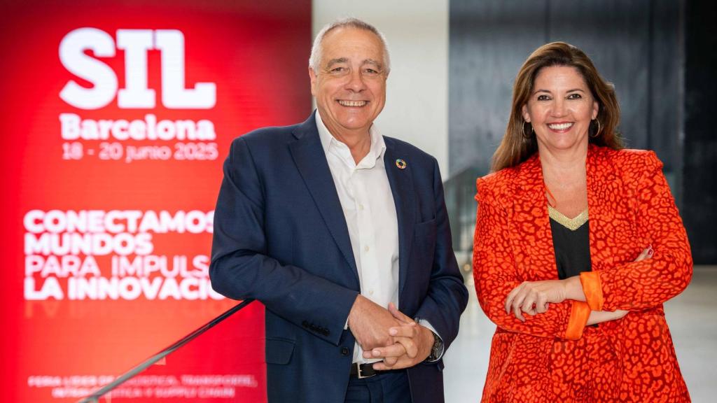 Imagen en archivo del delegado especial del Estado en el CZFB, Pere Navarro (quinto desde la izquierda(, y la directora general del CZFB, Blanca Sorigué (cuarta desde la izquierda), junto a miembros de proyectos de su Logistics 4.0 Incubator