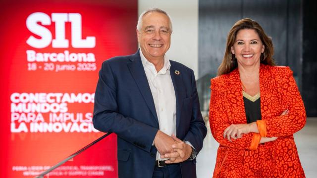 Imagen en archivo del delegado especial del Estado en el CZFB, Pere Navarro (quinto desde la izquierda(, y la directora general del CZFB, Blanca Sorigué (cuarta desde la izquierda), junto a miembros de proyectos de su Logistics 4.0 Incubator