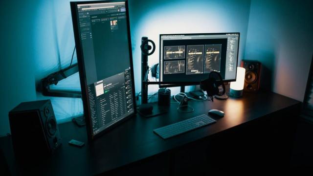 Puesto de trabajo con varias pantallas
