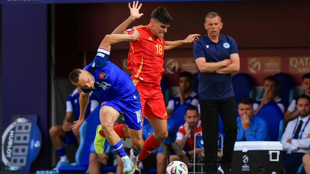 Gerard Martín disputa el balón en el Eslovaquia-España del Europeo sub-21