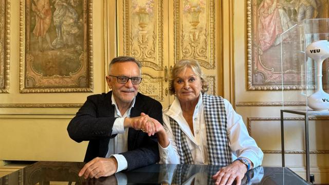 Montserrat Pascual, firmando un convenio con Manel del Castillo, de Sant Joan de Déi