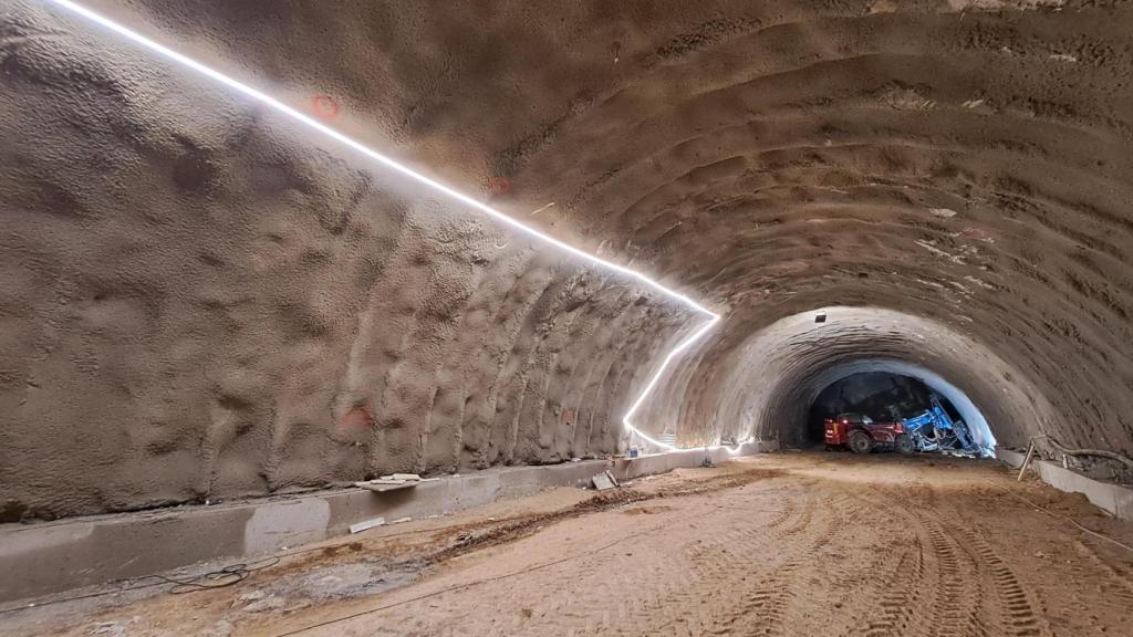 Trabajos de excavación en el soterramiento de Sant Feliu de Llobregat (Barcelona).