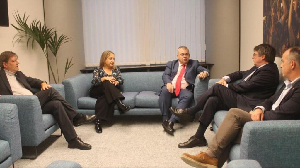 El secretario de Organización del PSOE, Santos Cerdán (en el centro), reunido en Bruselas con el prófugo Carles Puigdemont y el indultado Jordi Turull (Junts)