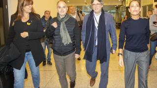 La presidenta de Junts, Laura Borràs; el secretario general de Junts per Catalunya, Jordi Turull; el expresidente de la Generalitat, Carles Puigdemont, y la diputada de Junts, Miriam Nogueras, a su llegada al Parlamento Europeo